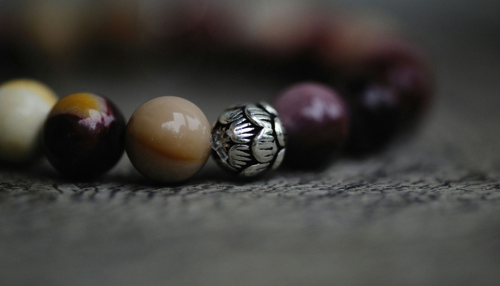 Accompagner ses émotions grâce à la création d’un bracelet en pierres naturelles