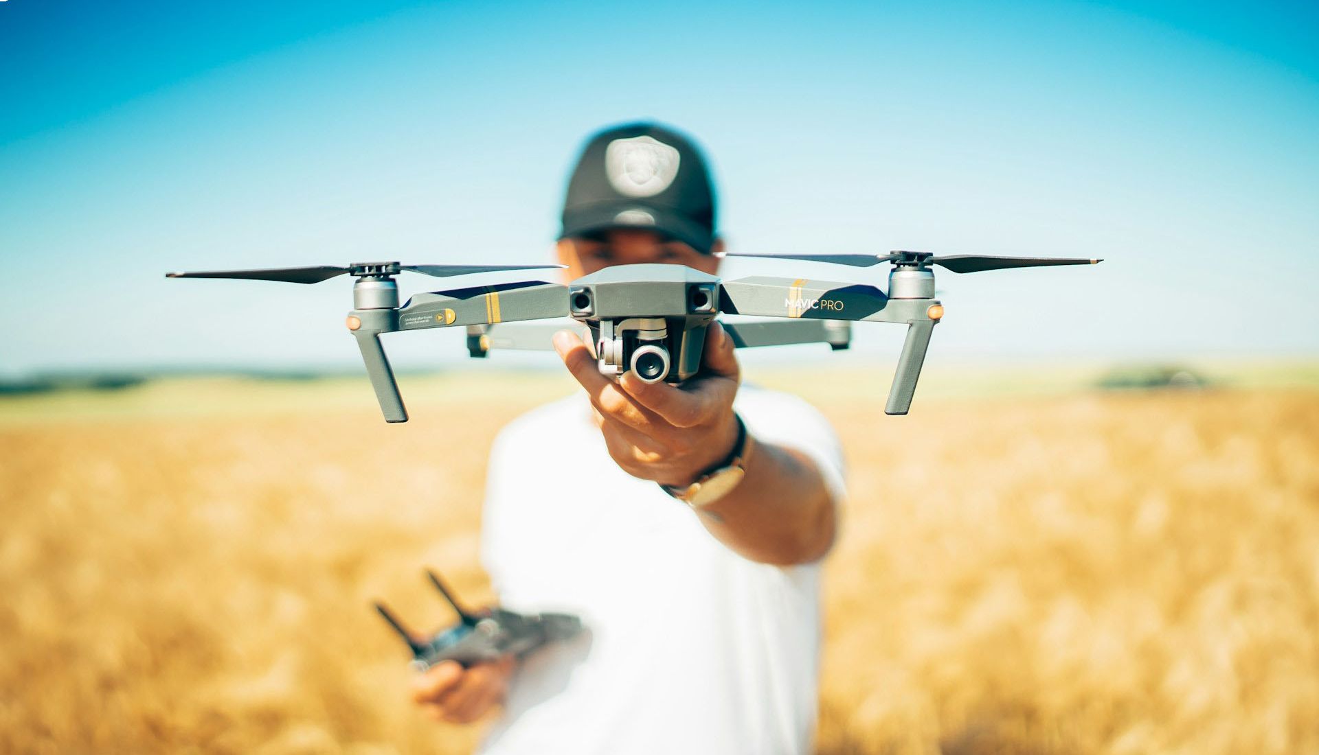 Drone : petit avion sans équipage embarqué, télécommandé ou programmé