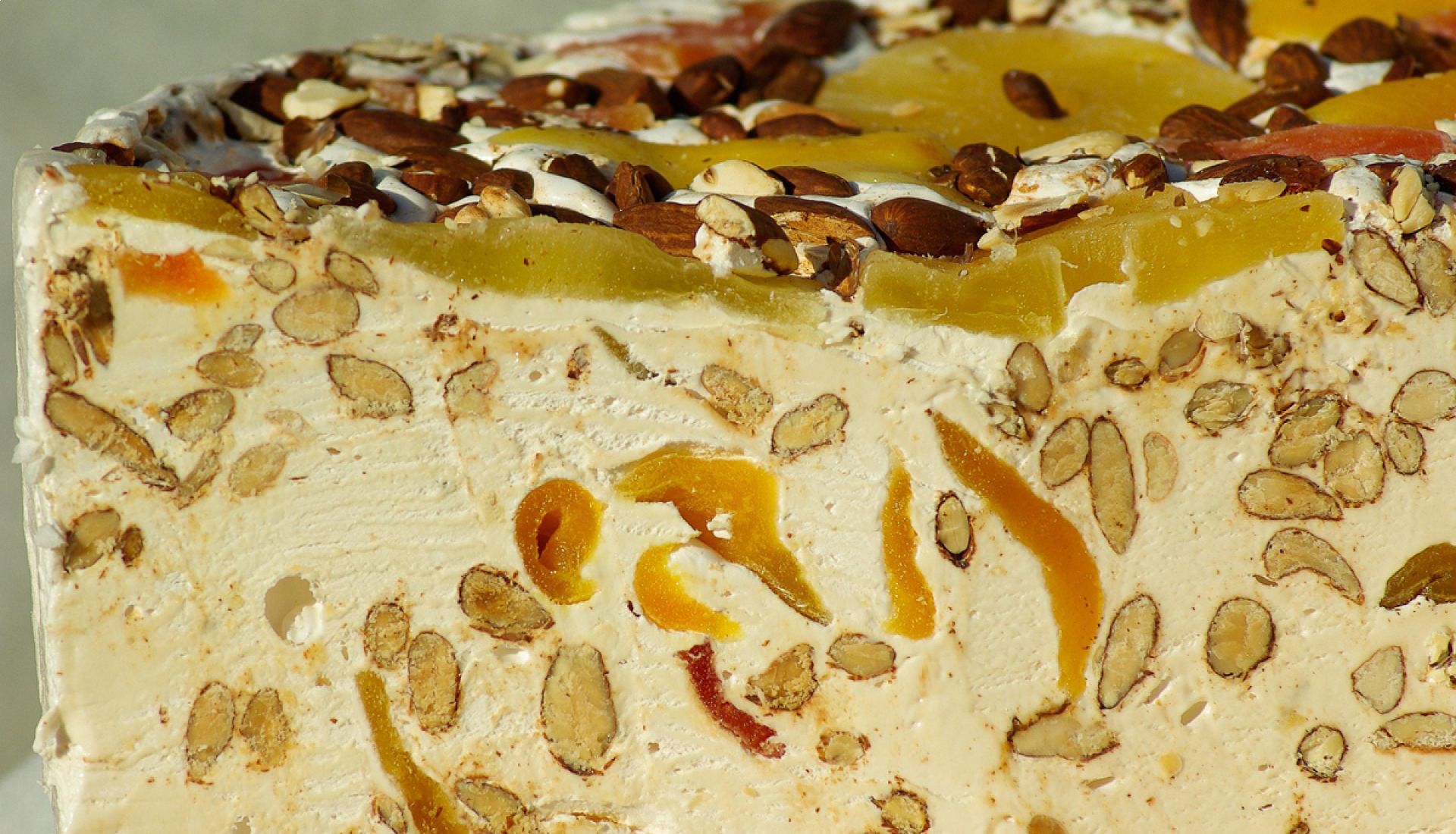 Fabrication d'une bûche au nougat de Montélimar