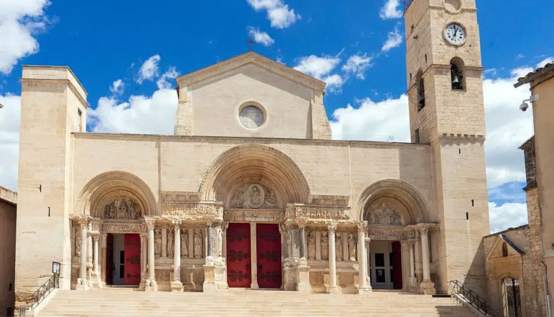 St Gilles du Gard : église abbatiale, centre historique et château d'Espeyran